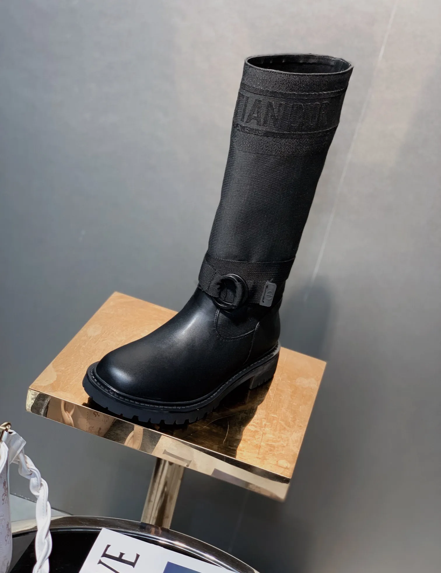 👟👟Ex-factory price 600👟👟 The latest 2024 Dior/Dior autumn and winter catwalk model. The original version is 1:1. In terms of boots, the biggest highlight of this season’s brand fashion show is this boot. The color-blocking design is unique and versatile. Exclusive mold opening. The heel height is 3cm. They are so beautiful on the feet! Fabric, calfskin, lining, sheepskin lining, outsole, TPU bottom ☑Number of yards: 35-40, (41 custom-made, non-returnable and non-exchangeable) high boots